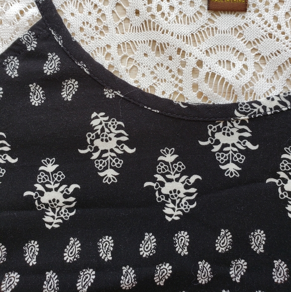 Copper Key Black and White Blouse - Picture 4 of 4